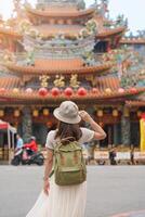 Frau Reisender Besuch im Taiwan, Tourist Besichtigung im Liedershan ciyou Tempel, in der Nähe von raoh Nacht Markt, Liedershan Bezirk, Taipeh Stadt. Wahrzeichen und beliebt. Reise und Ferien Konzept foto