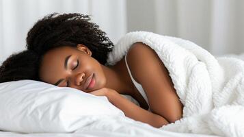 ai generiert glücklich afrikanisch amerikanisch Frau, 20 Jahre alt, Schlafen friedlich auf ein Weiß Bett mit Weiß Decke foto