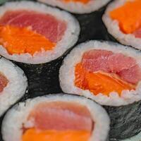 schließen oben von ein frisch Teller von Sushi foto