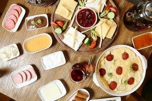 hölzern Tabelle mit Platten von Essen foto