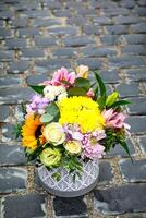 Strauß von Blumen auf Stein Fußboden foto