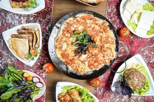 abwechslungsreich Sortiment von Essen auf ein Tabelle foto