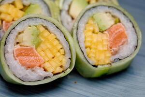 Nahansicht von Sushi mit Mais auf das Cob foto