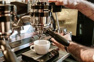 Mann Herstellung Kaffee mit Französisch Drücken Sie beim Zuhause foto