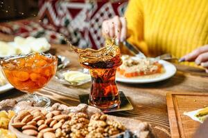 hölzern Tabelle geschmückt mit Platten von köstlich Essen foto