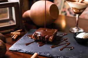 mit Schokolade überzogen Kuchen auf das Tabelle foto