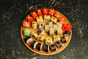 reichlich Sushi Teller auf hölzern Teller foto