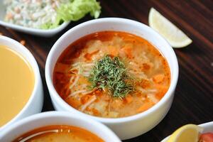 vier Schalen von Suppe mit garniert auf ein Tabelle foto