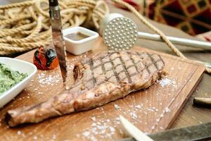 saftig Steak auf hölzern Schneiden Tafel mit Messer foto