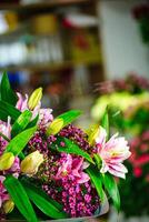 bunt Blumen auf Tisch, Kopieren Raum foto