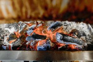 schließen oben von Grill mit Essen Kochen Über Flammen foto