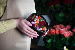 Frau halten ein Schüssel von Blumen foto