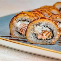 frisch bereit Sushi Teller mit sortiert Rollen und Sashimi foto