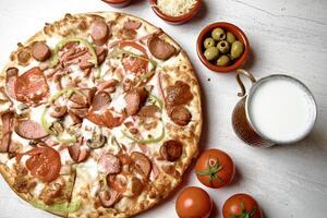 Pizza auf Tabelle in der Nähe von Tasse von Milch foto