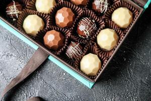 Box von Pralinen auf Tabelle foto