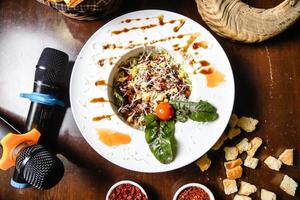 Weiß Teller mit Salat bedeckt im Soße foto