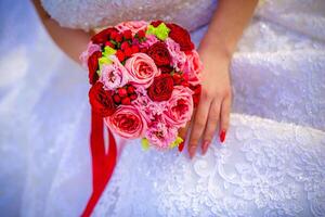 Braut halten rot und Rosa Blume Strauß foto