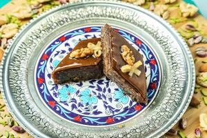 Teller mit Schokolade Kuchen Scheibe foto