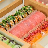 sortiert Sushi Rollen im ein Box foto