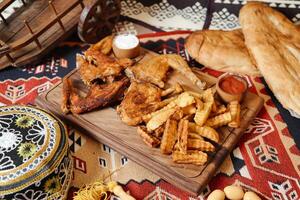 hölzern Teller mit Französisch Fritten und Brot Korb foto