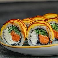 köstlich Sushi Rollen auf ein Tabelle foto