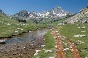 ai generiert schön Natur Berg Landschaft Fachmann Fotografie foto