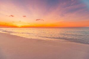 Nahansicht Meer Sand Strand. Panorama- Strand Landschaft. inspirieren Ruhe tropisch Seelandschaft Horizont. bunt Sonnenuntergang Himmel Wolken still entspannen Sonnenlicht Sommer- Sonnenaufgang Stimmung. Ferien Reise Urlaub Ziel foto