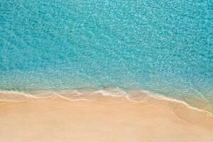 sommer seelandschaft schöne wellen, blaues meerwasser am sonnigen tag. Draufsicht von der Drohne. Meerblick, erstaunlicher tropischer Naturhintergrund. schönes helles Meer mit spritzenden Wellen und Strandsandkonzept foto