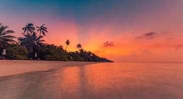 Fantastische Nahaufnahme von ruhigen Meerwasserwellen mit orangefarbenem Sonnenaufgang, Sonnenuntergang, Sonnenlicht. tropische inselstrandlandschaft, exotische küstenküste. sommerferien, urlaub erstaunliche natur landschaftlich. entspannen paradies foto