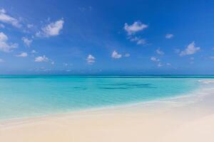 still Meereslandschaft. entspannend sonnig Strand leeren Sommer- Ferien Urlaub Banner. Wellen Surfen mit tolle Blau Ozean Lagune, Meer Ufer, Küste. schön hell Strand, Strand Kopieren Raum Text bereit foto