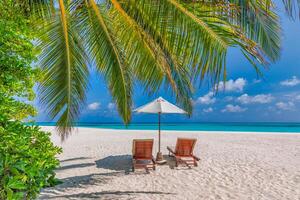 luxus-strandresort, strandliegen nahe dem meer mit weißem sand über meeresthemeninselhintergrund, sommerferienkonzept, urlaubs- und tourismusdesign. exotische landschaft, inspirierendes freizeitbanner foto