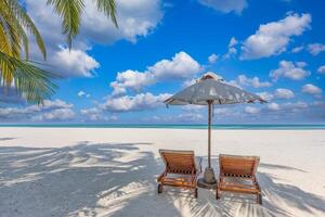 schönes tropisches Strandbanner. weißer Sand Kokospalmen Reisen Tourismus breites Panorama. sommerseehorizont, idyllische inselnaturszene. tolle Strandlandschaft. luxusinselresort urlaub oder urlaub foto