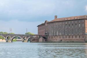 pont saint pierre, stadtbild an einem sonnigen tag in toulouse, frankreich im sommer 2022. foto