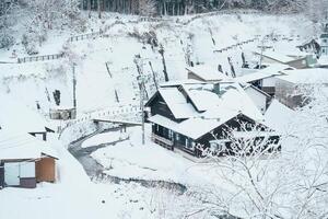 schön Aussicht von Ginzan Onsen Dorf mit Schnee fallen im Winter Jahreszeit ist die meisten berühmt japanisch heiß Frühling im Yamagata, Japan. foto