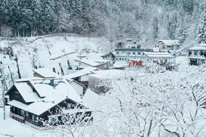 schön Aussicht von Ginzan Onsen Dorf mit Schnee fallen im Winter Jahreszeit ist die meisten berühmt japanisch heiß Frühling im Yamagata, Japan. foto