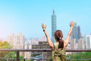 Frau Reisender Besuch im Taiwan, Tourist suchen Taipeh Stadt während Besichtigung und Wandern beim Elefant Berg oder Xiangshan, Wahrzeichen und Beliebt Sehenswürdigkeiten. Asien reisen, Ferien und Ausflug Konzept foto