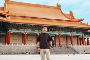 Mann Reisender Besuch im Taiwan, Tourist Besichtigung im National Chiang kai shek Denkmal oder Halle Freiheit Quadrat, Taipeh Stadt. Wahrzeichen und Beliebt Sehenswürdigkeiten. Asien Reise Konzept foto