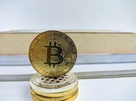 Foto golden Bitcoins auf Weiß Hintergrund