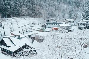 schön Aussicht von Ginzan Onsen Dorf mit Schnee fallen im Winter Jahreszeit ist die meisten berühmt japanisch heiß Frühling im Yamagata, Japan. foto