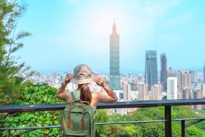Frau Reisender Besuch im Taiwan, Tourist suchen Taipeh Stadt während Besichtigung und Wandern beim Elefant Berg oder Xiangshan, Wahrzeichen und Beliebt Sehenswürdigkeiten. Asien reisen, Ferien und Ausflug Konzept foto