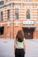 Frau Reisender Besuch im Taiwan, Tourist Besichtigung beim rot Haus oder alt Theater im Ximen, Taipeh Stadt. Wahrzeichen und Beliebt Sehenswürdigkeiten. Asien reisen, Ausflug und Ferien Konzept foto