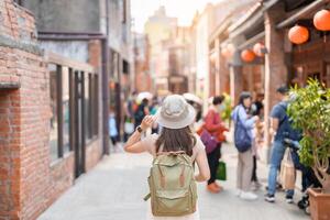 Frau Reisender Besuch im Taiwan, Tourist mit Rucksack und Hut Besichtigung im bopiliao historisch Block, Wahrzeichen und Beliebt Sehenswürdigkeiten im Taipeh Stadt. Asien Reise foto