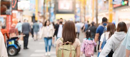 Frau Reisender Besuch im Taiwan, Tourist mit Tasche Besichtigung und Einkaufen im ximending Straße Markt, Wahrzeichen und Beliebt Sehenswürdigkeiten im Taipeh Stadt. Asien Reise und Ferien Konzept foto