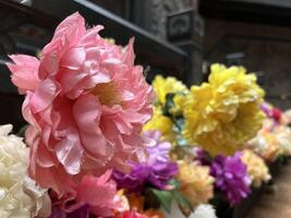 bunt Blumen schließen oben Schuss im das Tempel foto