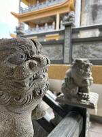 Stein Wächter Löwe Skulptur beim traditionell Chinesisch Tempel foto