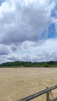 Aussicht von serayu Fluss mit groß aktuell, Fluss Landschaft beim Tag foto