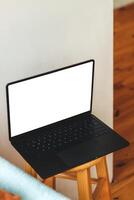 ein dünn Laptop Arbeiten Computer steht auf ein stilvoll Stuhl im das Innere. foto