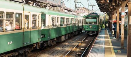 Enoshima dentetsu Zug Linie im Kamakura, japanisch Eisenbahn verbindet Kamakura im Kamakura mit Fujisawa Bahnhof im Fujisawa, Kanagawa. Wahrzeichen Attraktion in der Nähe von Tokio. Kanagawa, Japan, 16 November 2023 foto