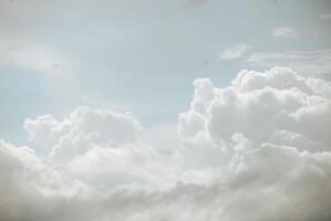 das Wolken begann zu verdunkeln im das Nachmittag, bedeckt und Signalisierung Regen bald. großartig zum retro Hintergründe auf das Netz und außerhalb. foto