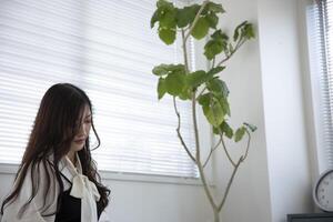 ein Arbeiten japanisch Frau durch Fernbedienung Arbeit im das Zuhause Büro Nahansicht foto